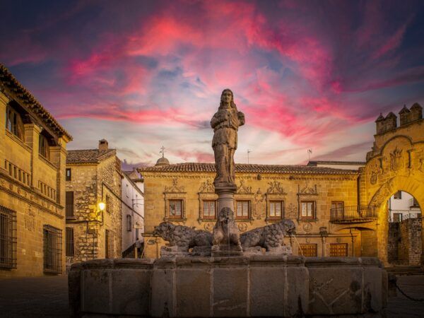 🏛️✨¡Sumérgete en la historia y la elegancia de Baeza con una estancia en el TRH Ciudad de Baeza! 🏛️✨