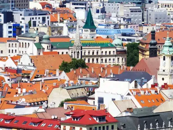 ⚔️¡Descubre la vibrante Bratislava en el Ibis Bratislava Centrum! 🏨✨