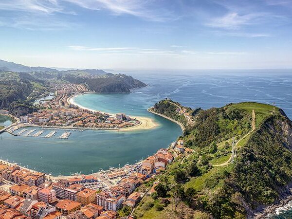 🌊🏖️¡Descubre la belleza de Llanes en el encantador Miracielos! 🌊🏖️