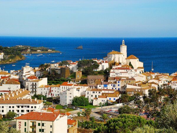 🌅✨ ¡Descubre la magia de Cadaqués y alójate en el encantador Hotel La Residencia! 🏨🐬