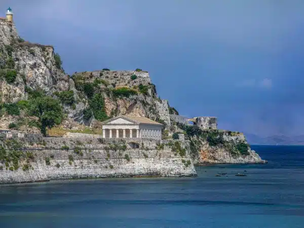 🌟 ¡Descubre el encanto histórico de Corfú desde el Cavalieri Hotel! 🏛️🌊