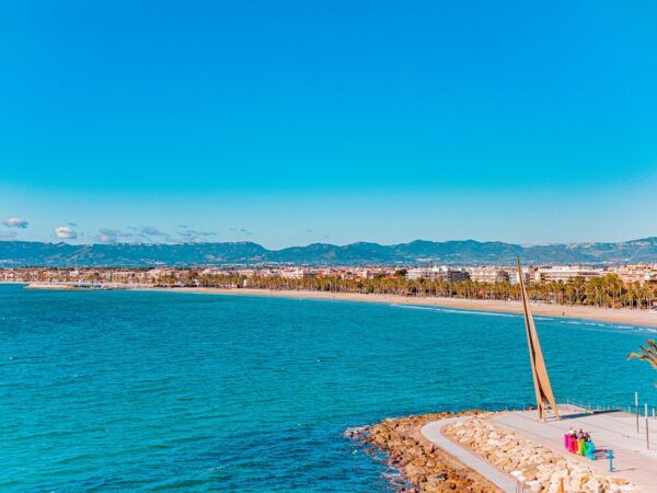 🌞 ¡Descubre la magia del Mediterráneo en el Oassium Hotel! 🏖️🍹