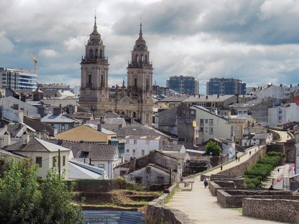 🌿✨ ¡Disfruta de una estancia fabulosa en el Hotel Prados, Lugo! 🚗🌄
