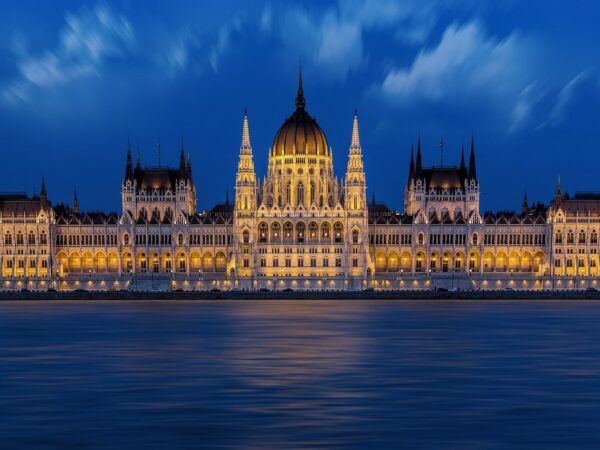 🚤🌟¡Descubre la magia de Budapest desde el encantador Fortuna Boat Hotel And Restaurant! 🚤🌟