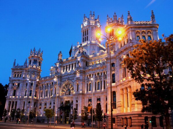 🌆✨ ¡Descubre el encanto de Madrid en el Hotel Sardinero!