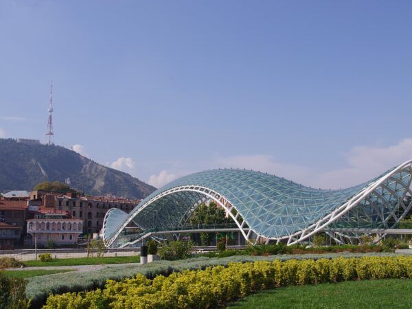 🏙️✨¡Explora la vibrante Tbilisi y disfruta del lujo y confort en el Tiflis Hotel! 🏙️✨