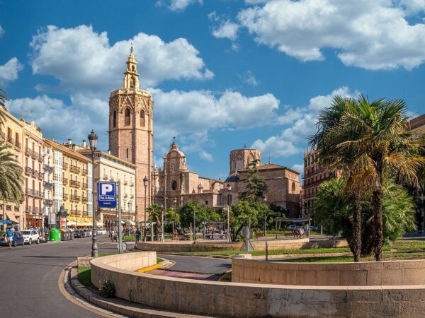 ¡Descubre la comodidad y la conveniencia en el Port Feria Valencia! 🏨✨