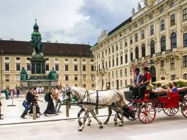 🌍 ¡Descubre la elegancia de Viena en el Living Hotel Kaiser Franz Joseph! 🎻✨