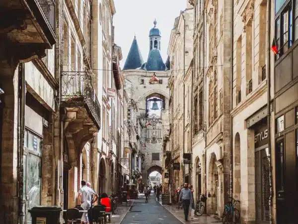 ✈️¡Descubre Burdeos como nunca antes en el Ibis Bordeaux Centre Bastide! 🌆🍷