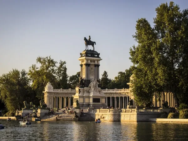 🏙️✨¡Descubre el Vértice Roomspace en Villaverde Alto y vive una experiencia única en Madrid! 🏙️✨