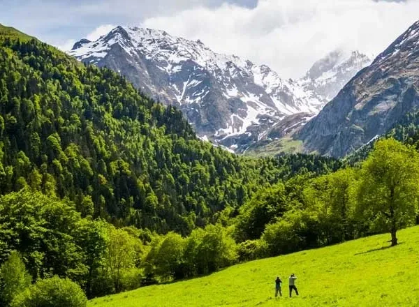🏔️✨¡Escapa a la belleza del Valle de Arán en El Refugio de Aran Vielha Aparthotel! 🏔️✨